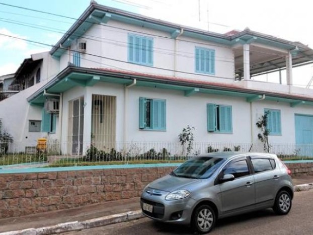 Simpática Residência construída em 02 níveis, com 03 dormitórios e gabinete, no bairro Cohab Costa e Silva, R$ 350.000,00.
